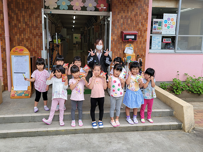 住吉さくら保育園様へのお菓子寄贈の様子