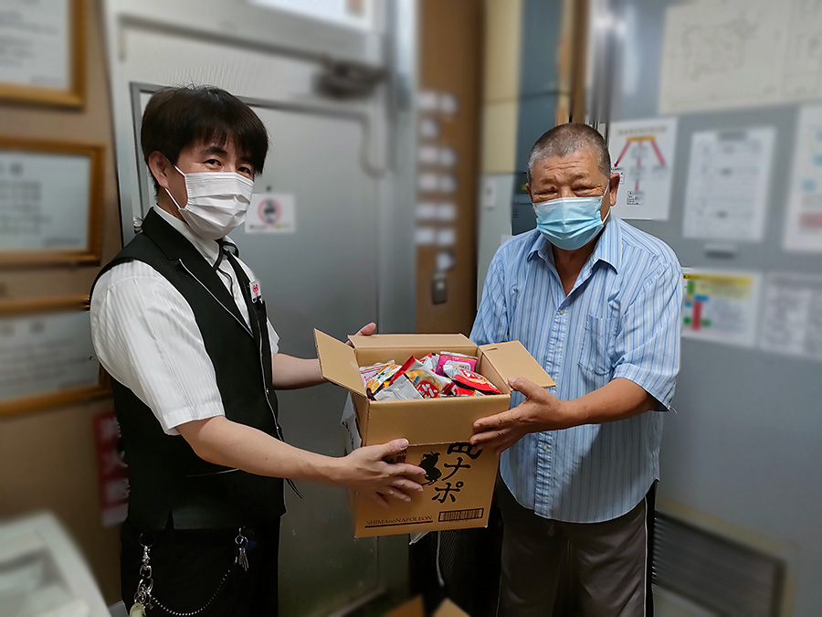 徳之島エンジェルキッズ様へのお菓子寄贈の様子