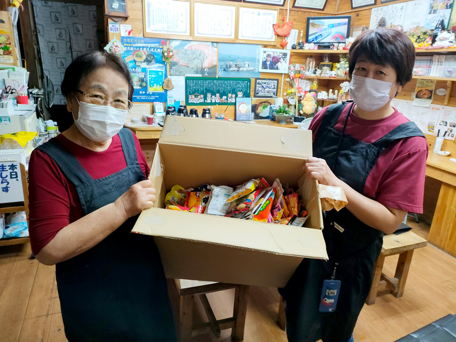 丼や和華様へのお菓子寄贈の様子